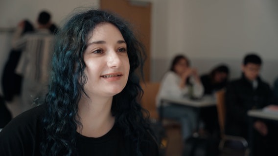 Eine junge Frau gibt ein Interview, es ist eine Studentin aus der Ukraine © NDR Foto: NDR Screenshot