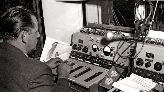 Ein Hörfunk-Mitarbeiter in den 50er-Jahren in einem Studio. © NDR 