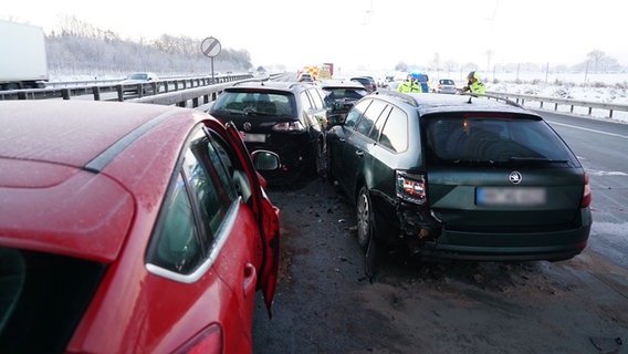 Ein Serienunfall auf der A7, Einsatzfahrzeuge stehen daneben. Ein Serienunfall auf der A7, Einsatzfahrzeuge stehen daneben. © Daniel Friederichs Foto: Daniel Friederichs