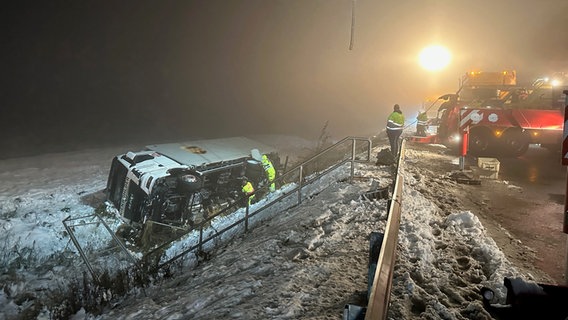 Ein LKW ist von der Fahrbahn abgekommen und liegt auf der Wiese im Schnee. © Daniel Fried Foto: Daniel Fried