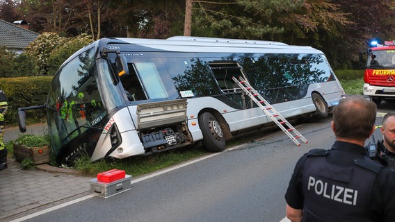 Ein Bus liegt bei Appen im Graben. Das Fenster ist aufgeschnitten, eine Leiter ist an das Fenster gestellt. © Florian Sprenger Foto: Florian Sprenger