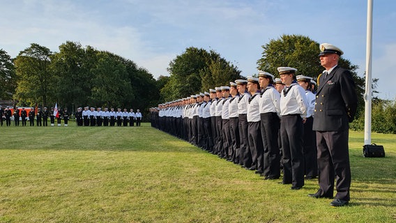 Offizieranwärter stehen bei der Vereidigung in Reihe. © NDR Foto: Carsten Salzwedel