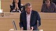 Lars Harms (SSW) spricht zum Haushalt im Landtag © NDR 