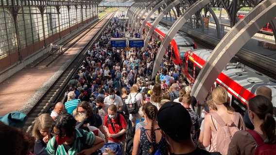 Menschenmassen drängen sich im Bahnhof Lübeck. © NDR Foto: Mechthild Mäsker