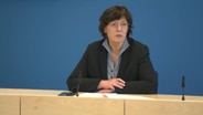 Innenministerin Sabine Sütterlin-Waack (CDU) spricht auf einer Pressekonferenz. © NDR 