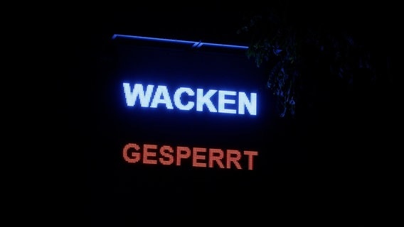 Ein Schild mit der Aufschrift: Wacken gesperrt. © NDR Foto: Jonas Salto