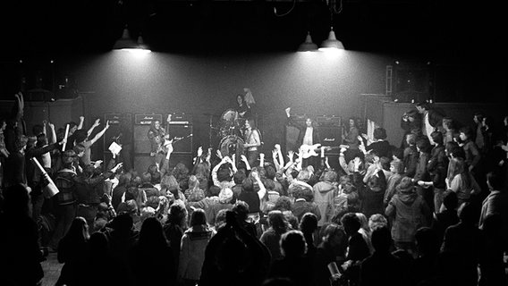 Die Scorpions bei ihrem Auftritt in der ehemaligen Hamburger Blumenmarkthalle am 7. Januar 1977. © picture-alliance / dpa 
