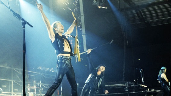 Die Scorpions bei einem Auftritt 1993. © picture-alliance / Jazzarchiv 