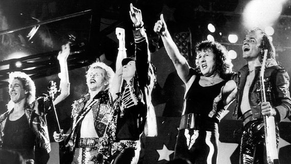 Die Scorpions während ihres Auftritts am 12. August 1989 im Moskauer Luschniki-Stadion. © picture-alliance / dpa 