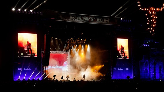 Metal-Fans feiern den Auftritt der britischen Band «Judas Priest» beim WOA - Wacken Open Air. © picture alliance/dpa | Frank Molter Foto: Frank Molter