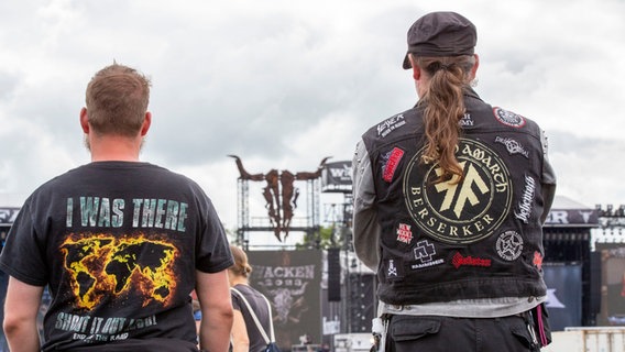 Zwei Metalfans stehen vor der Bühne © NDR Foto: Lena Storm