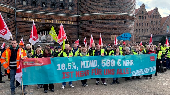 Menschengruppe hält Banner mit Forderungen beim Warnstreik der ver.di in Lübeck © NDR Foto: Sören Gerhardt