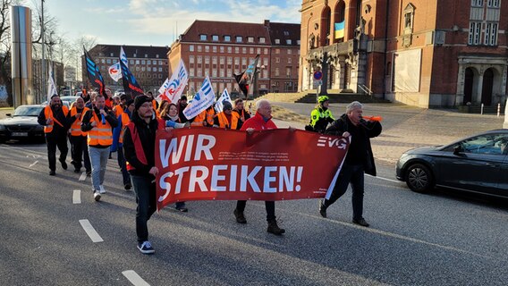 Streikende der EVG laufen mit Transparenten durch die Kieler Innenstadt. © Kai Peuckert Foto: Kai Peuckert