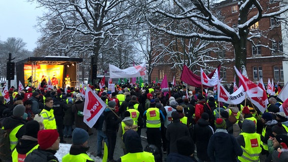 Tausende demonstrieren in Kiel für den öffentlichen Dienst. Tausende demonstrieren in Kiel für den öffentlichen Dienst. © NDR Foto: Julia Jänisch
