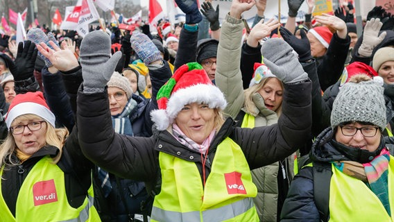 Mitglieder verschiedener Gewerkschaften demonstrieren vor dem Hintergrund der laufenden Tarifverhandlungen für den öffentlichen Dienst der Länder. © picture alliance/dpa Foto: Carsten Koall