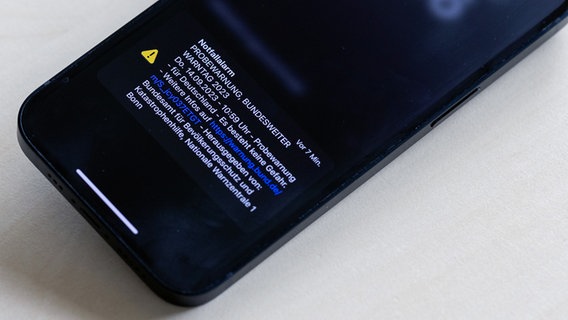 Smartphone-Bildschirm mit Probe Warnung im Zuge des bundesweiten Warntages 2023. © picture alliance / Eibner-Pressefoto | Dennis Duddek/ Eibner Pressefoto 