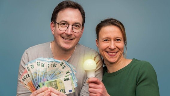 Horst und Mandy mit Geld und einer Glühbirne in der Hand © NDR Foto: Janis Röhlig