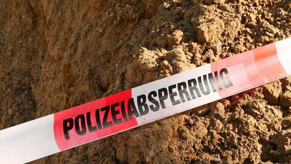 Vor einem Gebäude im Werftpark in Kiel ist eine Grube ausgehoben. Dort haben Experten eine Fliegerbombe aus dem Zweiten Weltkrieg gefunden. © Daniel Friedrichs Foto: Daniel Friedrichs