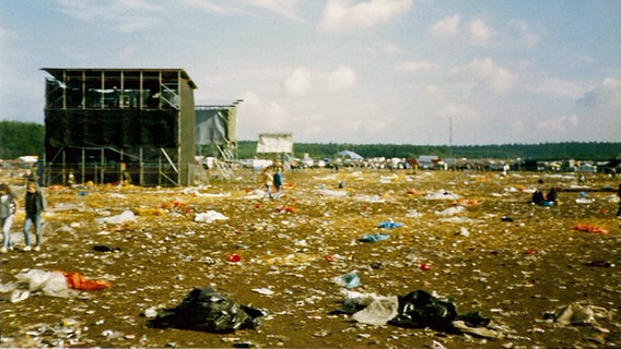 Große leere Fläche mit Müll und zwei Szenen im Hintegrund © http://blog.flensburg-szene.de Foto: Lothar Helbock