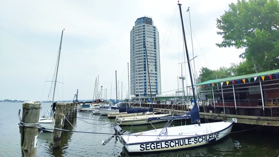 Boote liegen vor dem Wiking-Turm in Schleswig an der Schlei © NDR Foto: Peer-Axel Kroeske