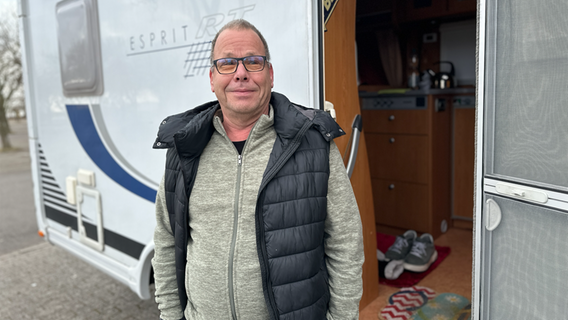 Ein Mann steht vor einem Wohnmobil und blickt in die Kamera Ein Mann steht vor einem Wohnmobil und blickt in die Kamera © NDR Foto: Hauke Bülow