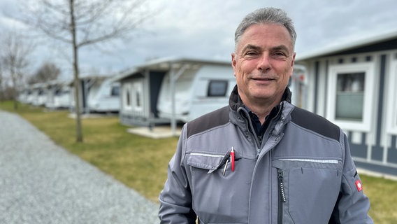 Ein Mann blickt in die Kamera Ein Mann blickt in die Kamera © NDR Foto: Hauke Bülow