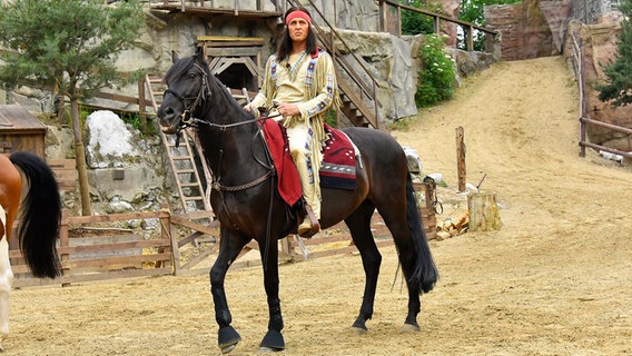 Schauspieler Alexander Klaws sitzt als "Winnetou" im Sattel auf einem Pferd am Segeberger Kalkberg. © picture alliance 