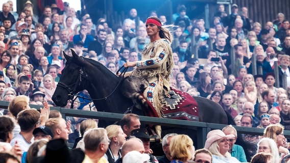 Schauspieler Sascha Hödl als Winnetou reitet durch das Publikum. © picture alliance/dpa Foto: Markus Scholz
