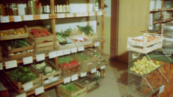 Eine alte Aufnahme eines alten Einkaufsladens. © NDR Foto: NDR Screenshots