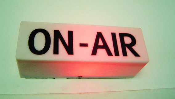 Ein Leuchtschild mit der Aufschrift "On-Air". © photocase Foto: Hornetsister