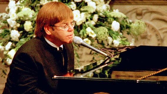 Elton John sitzt am Klavier auf der Beerdigung von Prinzessin Diana (1997) © picture alliance / AP Images Foto: PAUL HACKETT