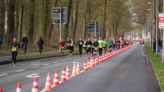 Läuferinnen und Läufer beim 31. ADAC Marathon. Hannover, 26.03.2023. © picture alliance / Geisler-Fotopress Foto: Ulrich Stamm