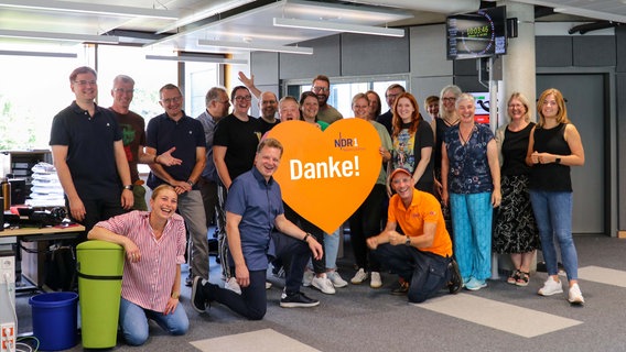 Das Team von NDR 1 Niedersachsen sagt "Danke!". © NDR Foto: Luisa Müller / Jasmin Janosch