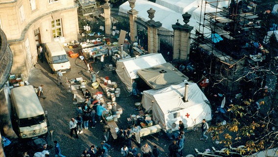 Ein Bild von oben zeigt Zelte und und Menschen © NDR Foto: Annemargret John