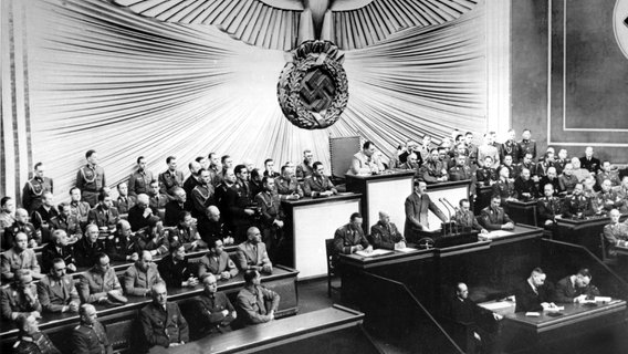 Führer und Reichskanzler Adolf Hitler begründet in seiner Rede vor dem Reichstag in Berlin am 1. September 1939 den Angriff.auf Polen. © picture-alliance/dpa 