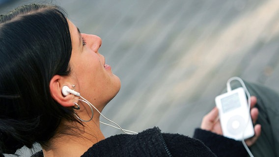 junge Frau hört mit einem iPod Musik © picture-alliance/dpa-Report Foto: Gero Breloer