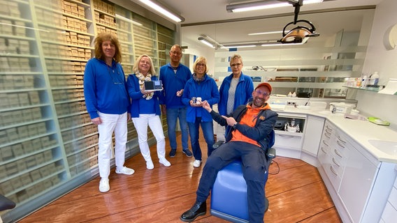 Schorse übergibt ein Dabbi DAB+ Radio an das Team der Zahnarztpraxis Dr. Uwe Steinhäuser in Delmenhorst. © NDR Foto: Bernd Drechsler