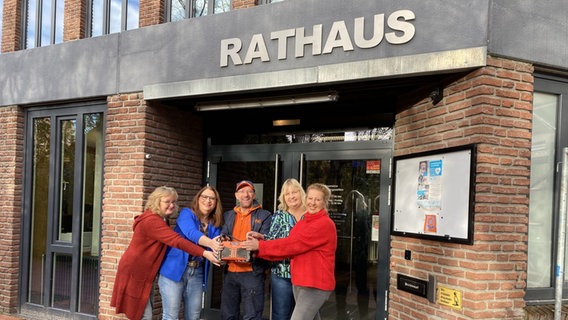 Schorse übergibt ein Dabbi DAB+ Radio Claudia, Hille, Anke und Kerstin (v.l) von der Stadtverwaltung Leer © NDR Foto: Bernd Drechsler