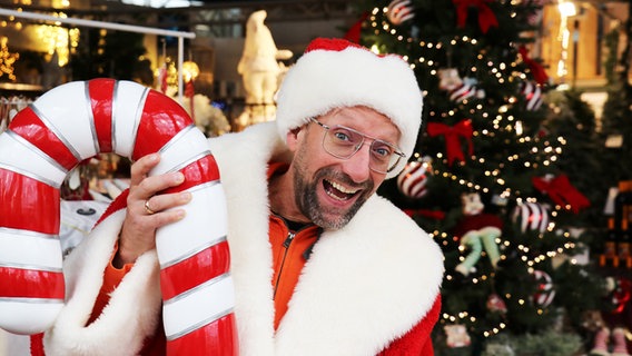 Ein als Weihnachtsmann verkleideter Schorse. © NDR Foto: Luisa Müller
