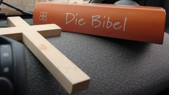 Symbol Kreuz und Bibel © dpa 