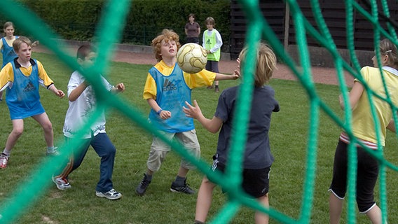 Schüler spielen Fußball © picture-alliance/dpa Foto: Friso Gentsch