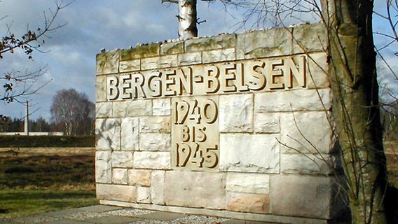 Gedenkstein am ehemaligen Konzentrationslager Bergen-Belsen mit der Aufschrift "Bergen-Belsen 1940 bis 1945" © Stiftung niedersächsische Gedenkstätten/Gedenkstätte Bergen-Belsen 