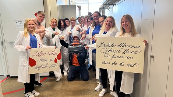 Schorse übergibt ein Dabbi DAB+ Radio an Marion Nünemann und ihre Kolleginnen der Transfusionsmedizin der Universität Göttingen. Schorse übergibt ein Dabbi DAB+ Radio an Marion Nünemann und ihre Kolleginnen der Transfusionsmedizin der Universität Göttingen. © NDR Foto: Bernd Drechsler