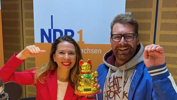 Regine Stünkel und Andreas Kuhlage mit einer Glückskatze. © NDR Foto: NDR