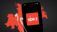 Ein Handy mit einem NDR 2 Logo vor einer Norddeutschland-Karte. © NDR 2 | Niklas Kusche 