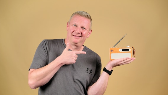 Holger Ponik hält ein DAB+ Radio in seiner Hand. © NDR 2 Foto: Lydia Strang