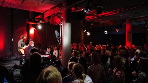 Max Giesinger singt unplugged vor einem kleinen Publikum. © NDR Foto: Sascha Sommer