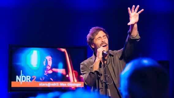 Mit einer Hand greift Max Giesinger in die Luft, singt mit geschlossenen Augen. © NDR Foto: Sascha Sommer