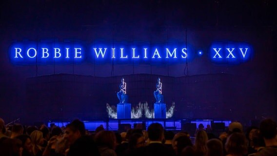 Robbie Williams beim Konzert in Hamburg am 1. Februar 2023 © NDR 2 Foto: Axel Herzig