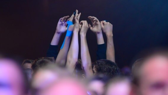 Fans strecken Hände in die Höhe © NDR Foto: Peter Heller